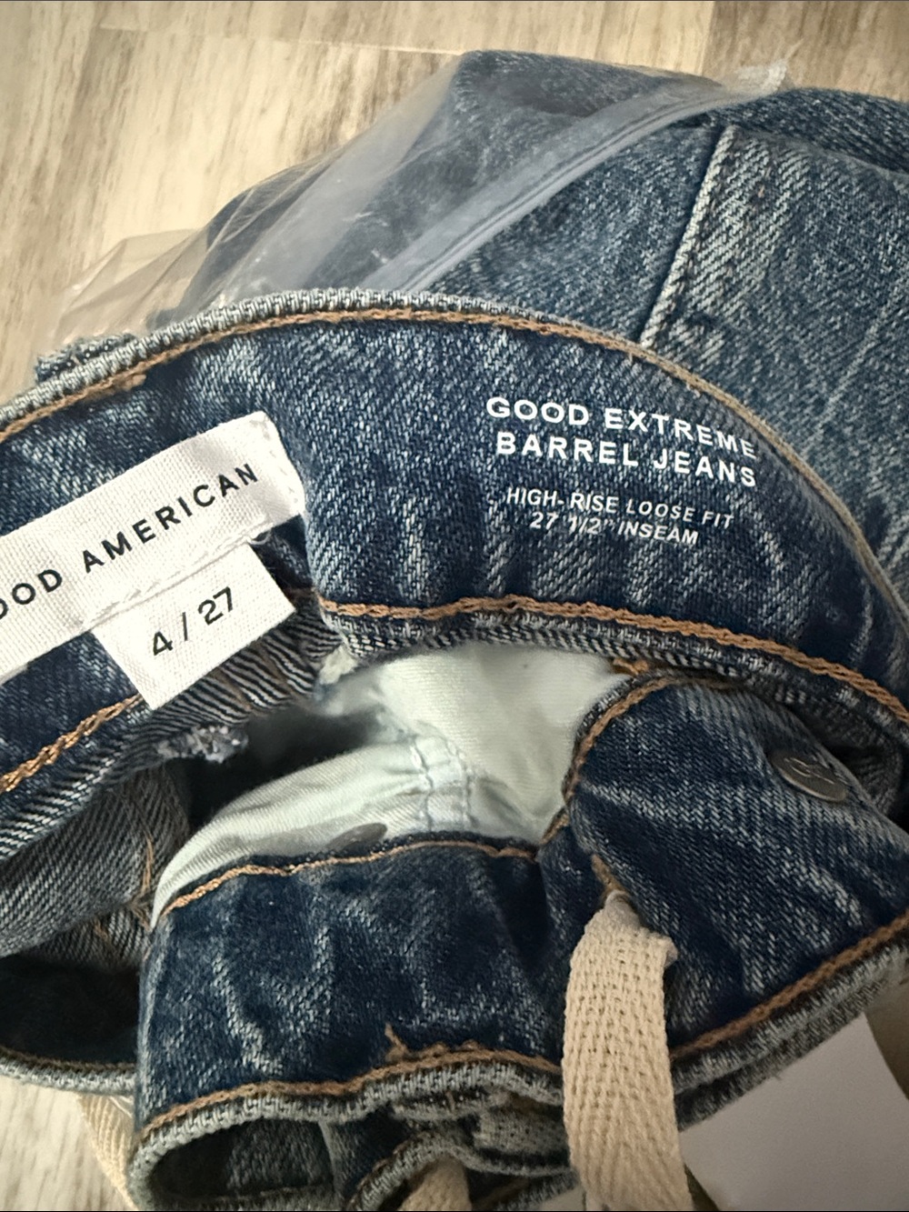 Good American Good Extreme Barrel Jeans in -NWT - Picture 6 of 6